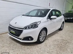 Blanco Usado 2018 Peugeot 208 Signature Sky Utilitario | 7600 € (Super precio)