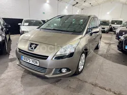 Gris / plata Usado 2013 Peugeot 5008 Style Monovolumen | 8500 € (Precio justo)