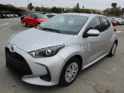 Gris / plata Usado 2021 Toyota Yaris Hybrid Business Edition Berlina | 15.450 € (Buen precio)