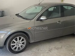 Gris / plata Usado 2001 Ford Mondeo Trend Berlina | 2800 € (Un poco caro)