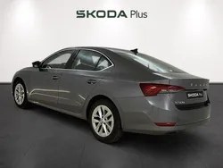 Gris / plateado Usado 2024 Skoda Octavia Selection Berlina | 24.390 € (Buen precio)