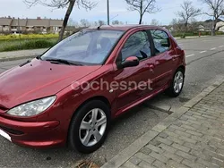 Rojo Usado 2002 Peugeot 206 Berlina | 1995 € (Un poco caro)