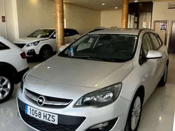 Plateado Usado 2014 Opel Astra Excellence Familiar | 8990 € (Un poco caro)
