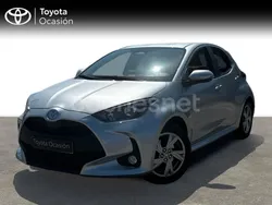 Gris / plata Usado 2024 Toyota Yaris Hybrid Active Berlina | 23.490 € (Un poco caro)