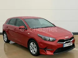 Rojo Usado 2024 Kia Ceed Berlina | 20.400 € (Precio justo)