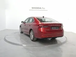 Naranja Usado 2024 Skoda Octavia Selection Berlina | 26.950 € (Precio justo)