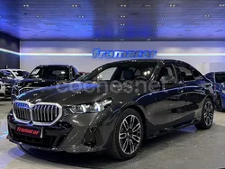 Azul Usado 2024 BMW 520 Comfort Edition Berlina | 49.900 €