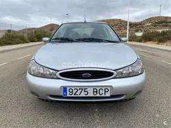 Gris / plata Usado 2000 Ford Mondeo Ambiente Berlina | 3000 €
