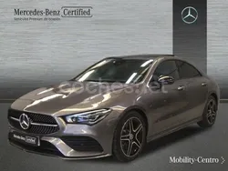 Mountaingrau met. Usado 2023 Mercedes CLA200 AMG line Berlina | 43.900 € (Caro)