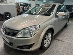 Gris / plata Usado 2010 Opel Astra Edition Berlina | 5500 € (Precio justo)