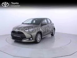 Verde Usado 2024 Toyota Yaris Hybrid Active Berlina | 21.200 € (Precio justo)