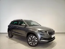 Gris/plata Usado 2023 Skoda Karoq SportLine SUV | 33.990 €