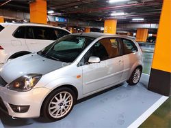 Gris / plata Usado 2006 Ford Fiesta Sport Coupe | 3200 €