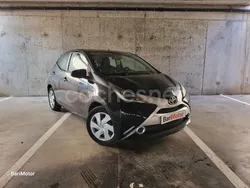 Negro Usado 2016 Toyota Aygo X-play Utilitario | 7490 € (Precio justo)