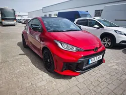 Rojo Nuevo 2025 Toyota Yaris Utilitario | 44.000 € (Precio justo)