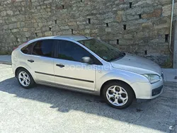 Gris / plata Usado 2006 Ford Focus Trend Berlina | 2500 € (Precio justo)