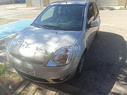 Gris / plata Usado 2005 Ford Fiesta Trend Utilitario | 3990 € (Precio justo)