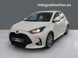 Blanco Usado 2023 Toyota Yaris Hybrid Active Utilitario | 19.900 € (Precio justo)