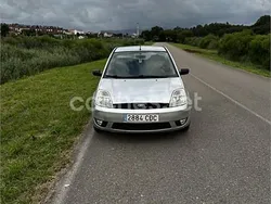 Gris / plata Usado 2002 Ford Fiesta Ghia Utilitario | 2000 € (Precio justo)