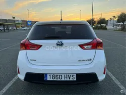Blanco Usado 2014 Toyota Auris Hybrid Advance Berlina | 5990 € (Un poco caro)