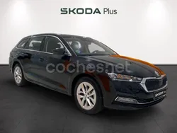 Negro Usado 2024 Skoda Octavia Selection Familiar | 24.990 € (Super precio)