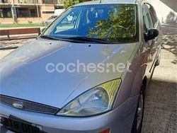Gris / plata Usado 1999 Ford Focus Ambiente Berlina | 1800 € (Precio justo)