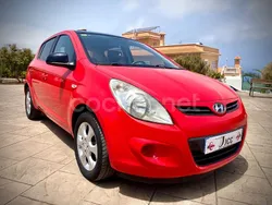 Rojo Usado 2011 Hyundai i20 Comfort Berlina | 4990 €
