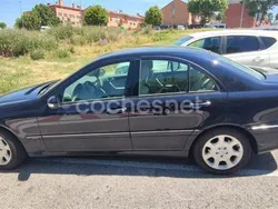 Violeta / lila Usado 2007 Mercedes C180 Elegance Berlina | 8000 € (Precio justo)