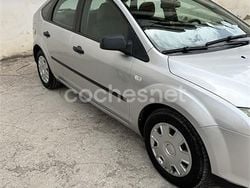 Gris / plata Usado 2005 Ford Focus Trend Berlina | 2800 € (Precio justo)