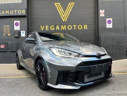 Gris / plata Nuevo 2025 Toyota Yaris Berlina | 58.990 €