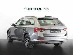 Gris Usado 2023 Skoda Superb SportLine Familiar | 35.900 € (Un poco caro)