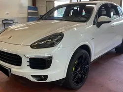 Blanco Usado 2017 Porsche Cayenne S E-Hybrid Platinum Edition SUV | 42.000 € (Un poco caro)
