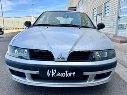 Gris / plata Usado 2004 Mitsubishi Carisma Comfort Edition Berlina | 2200 €