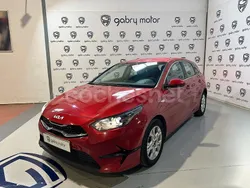 Rojo Usado 2023 Kia Ceed Berlina | 21.890 € (Un poco caro)