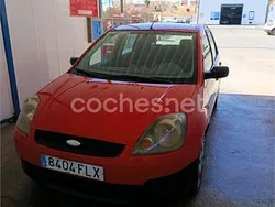 Rojo Usado 2005 Ford Fiesta Ambiente Utilitario | 2000 € (Precio justo)