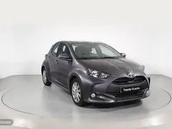 Gris Usado 2024 Toyota Yaris Hybrid Active Berlina | 21.900 € (Precio justo)