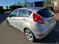 Gris / plata Usado 2011 Ford Fiesta Trend Utilitario | 4200 € (Precio justo)