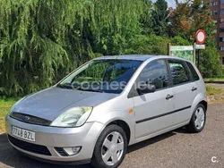 Gris / plata Usado 2002 Ford Fiesta Trend Utilitario | 2500 € (Precio justo)