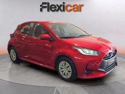 Rojo Usado 2023 Toyota Yaris Hybrid Active Berlina | 16.990 € (Super precio)