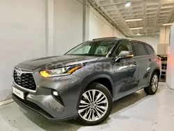 Gris / plata Usado 2022 Toyota Highlander Advance SUV | 52.890 € (Un poco caro)