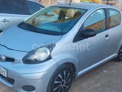 Gris / plata Usado 2010 Toyota Aygo Utilitario | 2950 € (Precio justo)