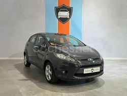 Gris / plata Usado 2011 Ford Fiesta Trend Utilitario | 5990 € (Precio justo)