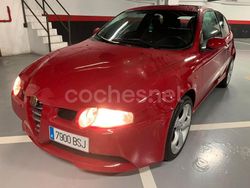 Rojo Usado 2002 Alfa Romeo 147 Distinctive Utilitario | 4500 € (Un poco caro)