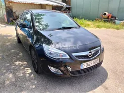 Negro Usado 2011 Opel Astra Enjoy Berlina | 2500 €