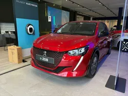 Rojo Nuevo 2025 Peugeot e-208 Allure Utilitario | 27.860 €