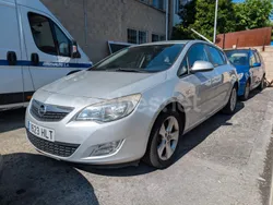 Gris / plata Usado 2012 Opel Astra Excellence Berlina | 6500 € (Precio justo)