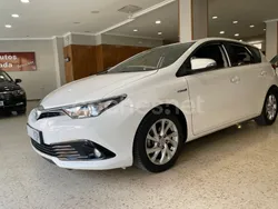 Blanco Usado 2017 Toyota Auris Hybrid Business Edition Berlina | 15.990 € (Un poco caro)