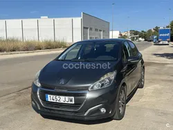 Gris / plata Usado 2015 Peugeot 208 Active Utilitario | 6300 € (Precio justo)