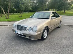 Beige Usado 2000 Mercedes E240 Avantgarde Berlina | 3999 €