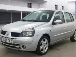 Gris / plata Usado 2006 Renault Clio II Dynamique Berlina | 2950 € (Buen precio)